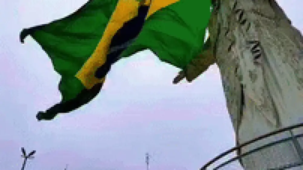 Cristo Rei do Pantanal veste verde e amarelo para a Copa
