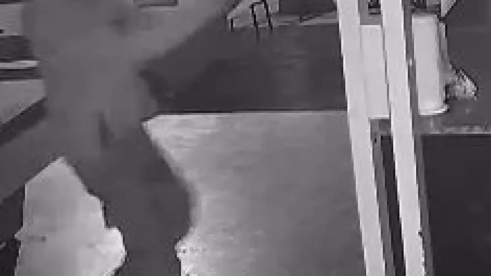 Dupla invade tabacaria e deixa dois feridos graves a tiros em Coxim