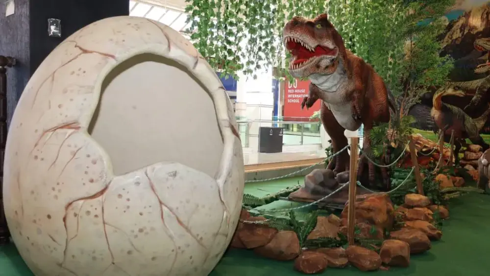Parque indoor une dinossauros, infláveis e games para toda a família